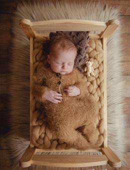 Пухнастий чоловічок для фотосесії немовлят